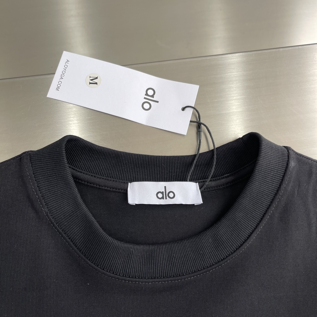 -ALO 刺绣标识‼️短袖T恤采用超级高成本的390克高克重双股双纱纯棉面料 此面料厚实挺括 穿着既保暖