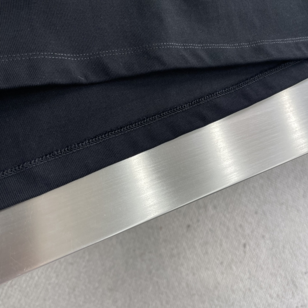 -ALO 刺绣标识‼️短袖T恤采用超级高成本的390克高克重双股双纱纯棉面料 此面料厚实挺括 穿着既保暖