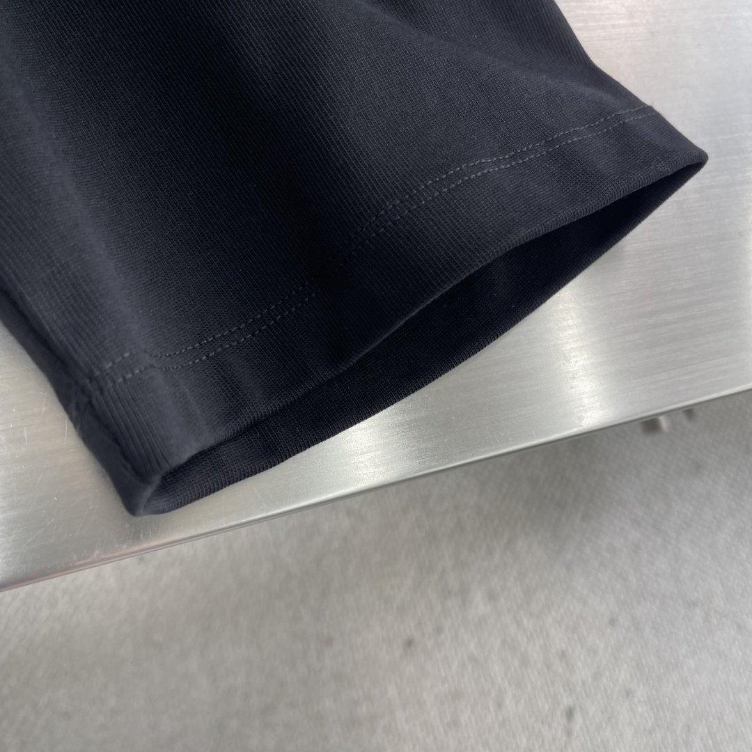 -ALO 刺绣标识‼️短袖T恤采用超级高成本的390克高克重双股双纱纯棉面料 此面料厚实挺括 穿着既保暖