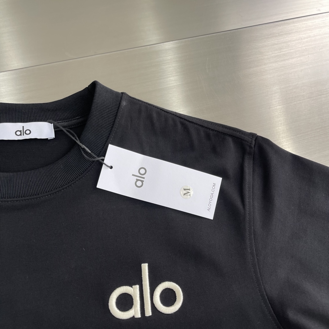 -ALO 刺绣标识‼️短袖T恤采用超级高成本的390克高克重双股双纱纯棉面料 此面料厚实挺括 穿着既保暖
