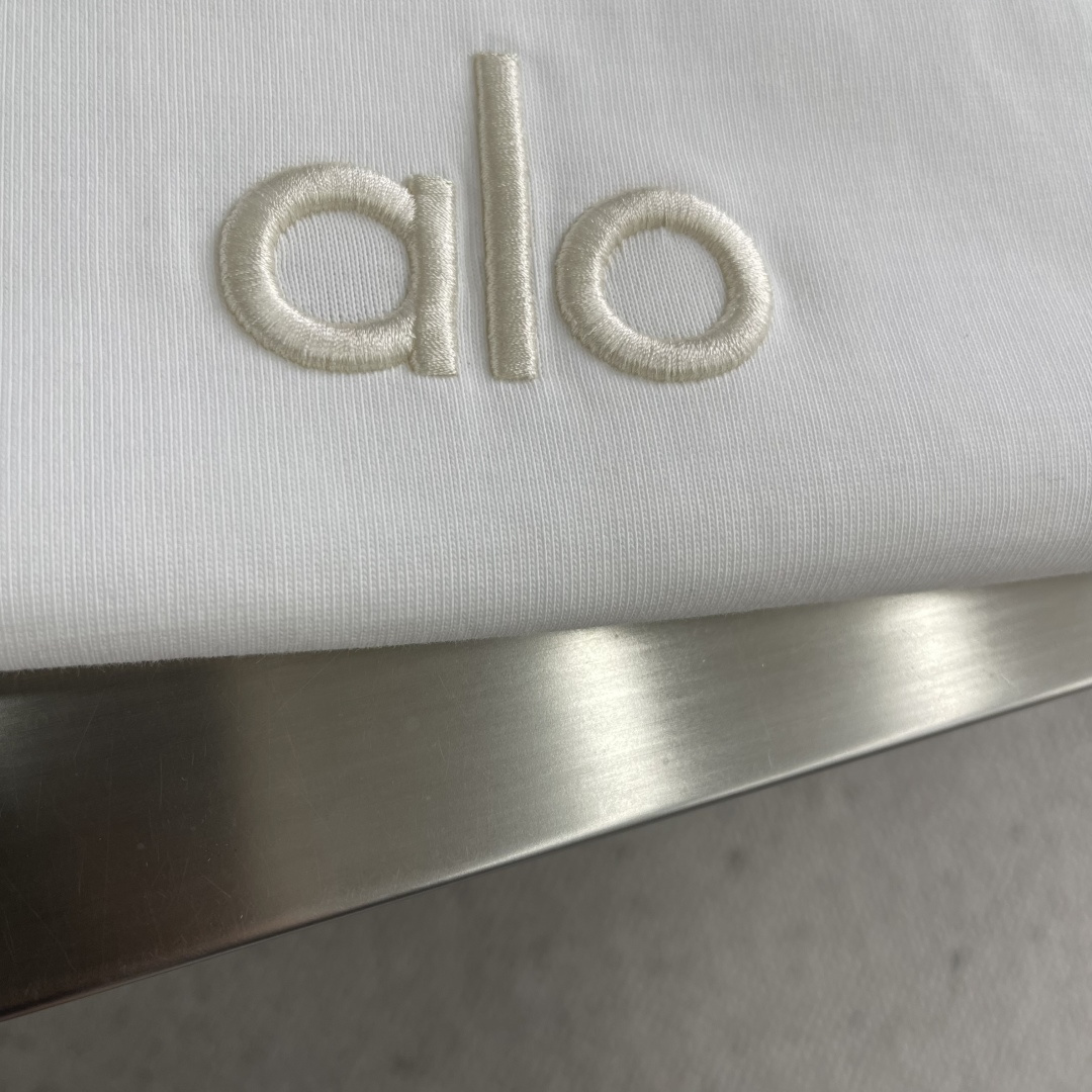 -ALO 刺绣标识‼️短袖T恤采用超级高成本的390克高克重双股双纱纯棉面料 此面料厚实挺括 穿着既保暖