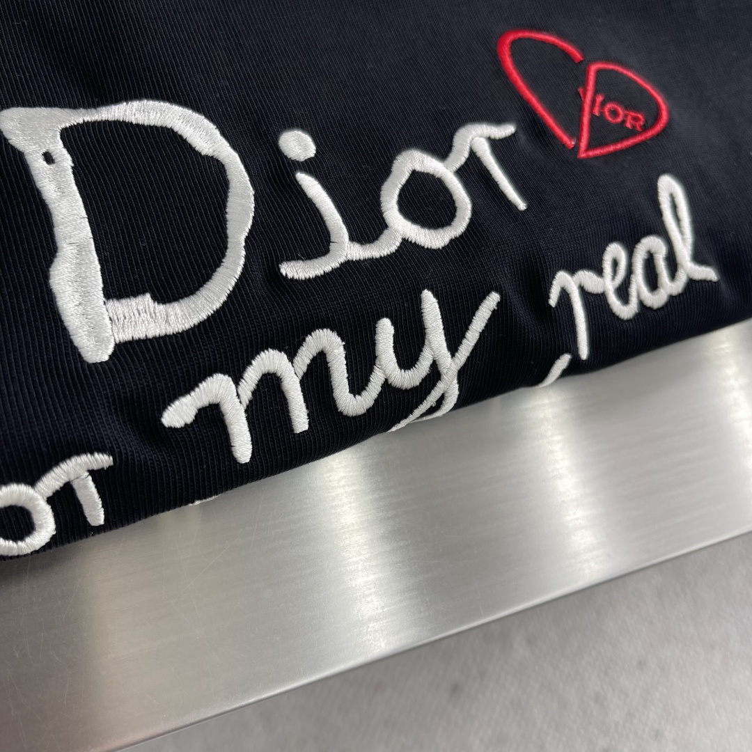 -Dio 爱心💗刺绣🪡 短袖T恤采用超级高成本的390克高克重双股双纱纯棉面料 此面料厚实挺括 穿着既保