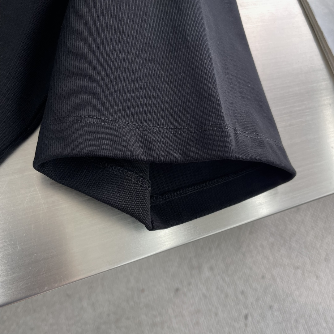 -Dio 爱心💗刺绣🪡 短袖T恤采用超级高成本的390克高克重双股双纱纯棉面料 此面料厚实挺括 穿着既保