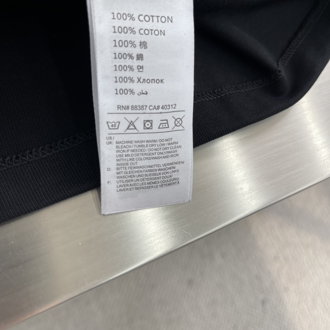 -Dio 爱心💗刺绣🪡 短袖T恤采用超级高成本的390克高克重双股双纱纯棉面料 此面料厚实挺括 穿着既保