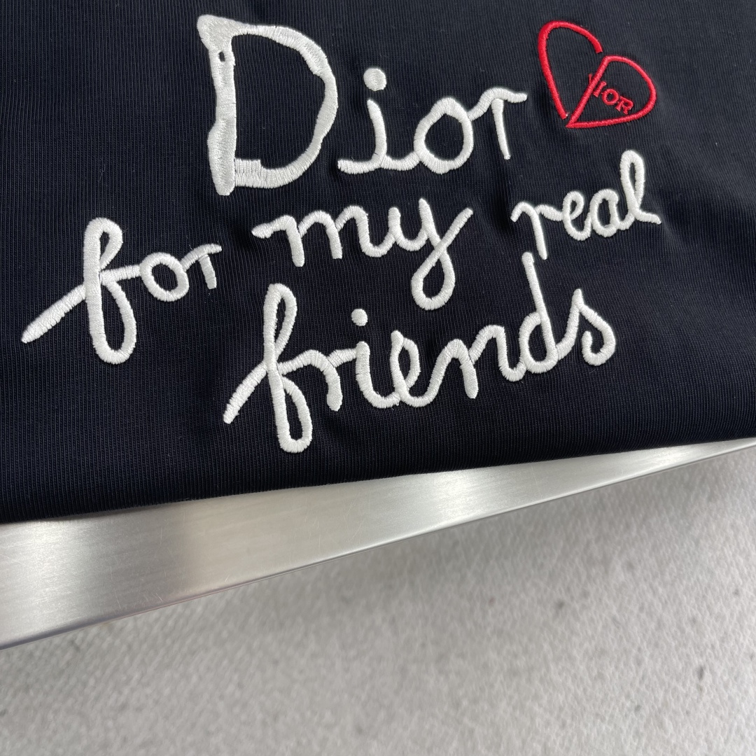 -Dio 爱心💗刺绣🪡 短袖T恤采用超级高成本的390克高克重双股双纱纯棉面料 此面料厚实挺括 穿着既保