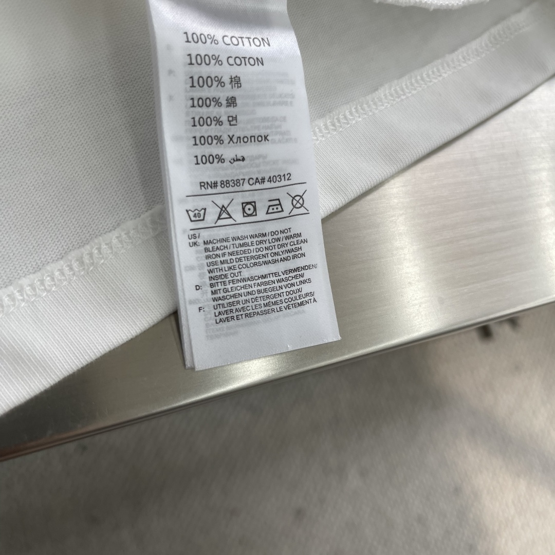 -Dio 爱心💗刺绣🪡 短袖T恤采用超级高成本的390克高克重双股双纱纯棉面料 此面料厚实挺括 穿着既保