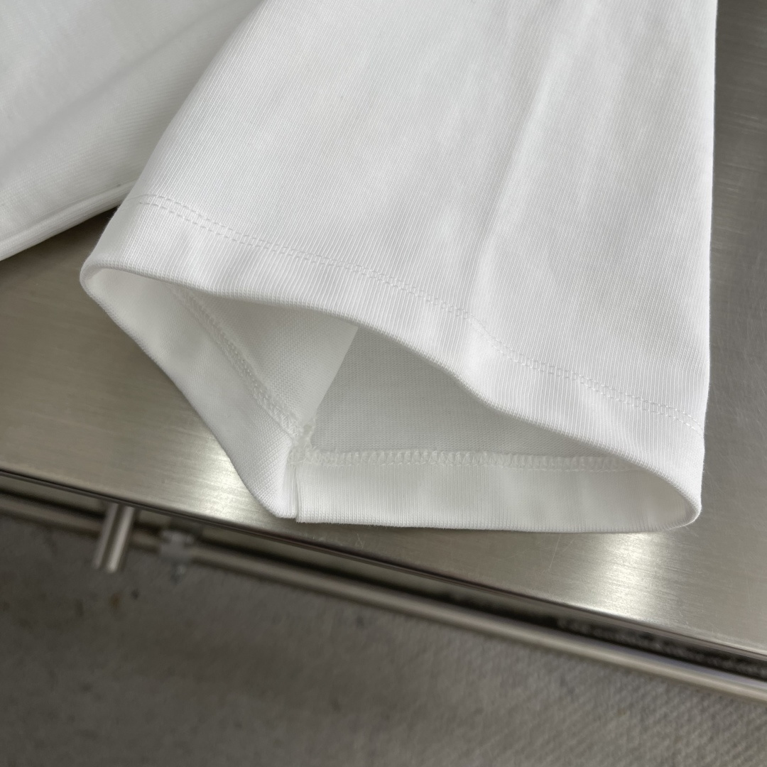 -Dio 爱心💗刺绣🪡 短袖T恤采用超级高成本的390克高克重双股双纱纯棉面料 此面料厚实挺括 穿着既保