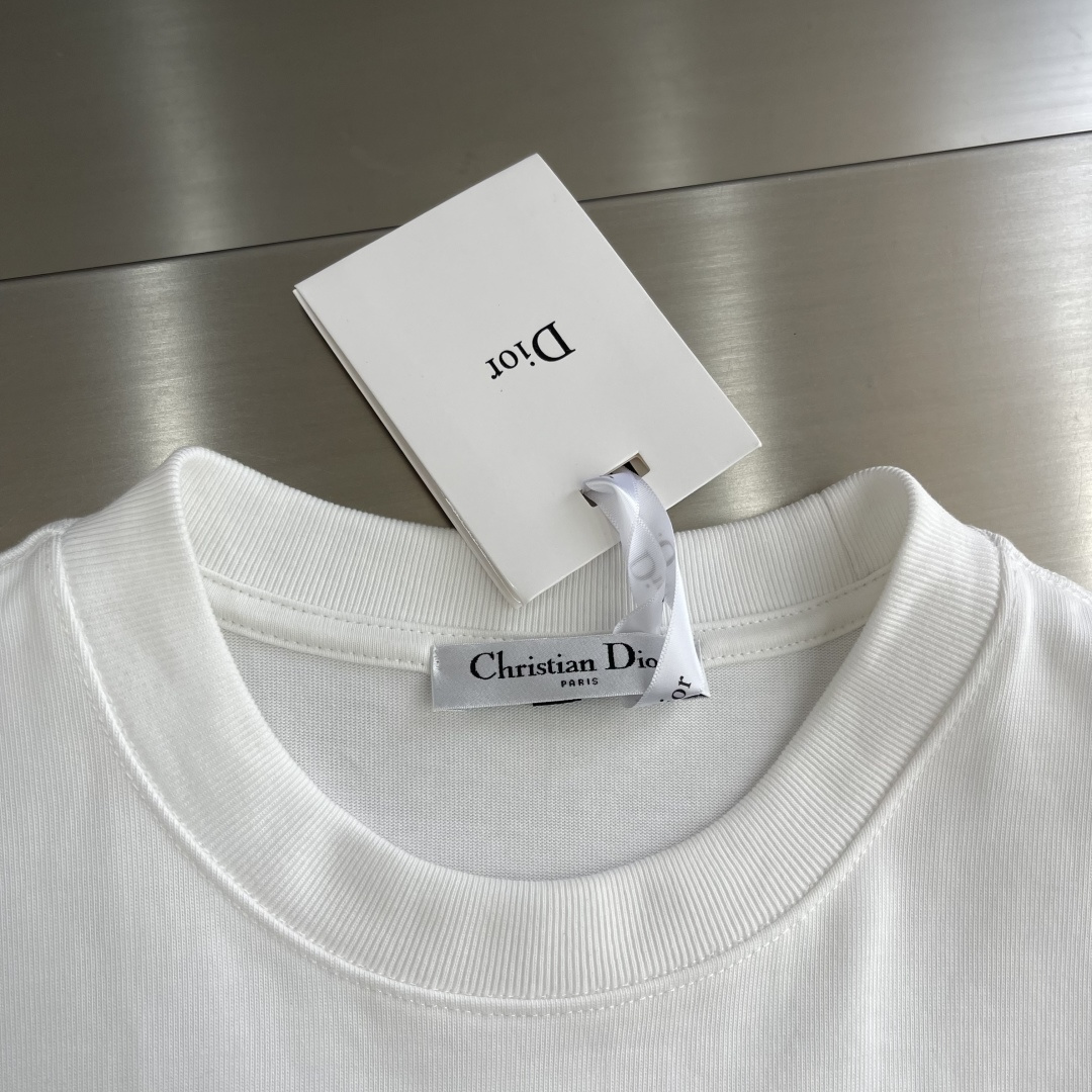 -Dio 爱心💗刺绣🪡 短袖T恤采用超级高成本的390克高克重双股双纱纯棉面料 此面料厚实挺括 穿着既保