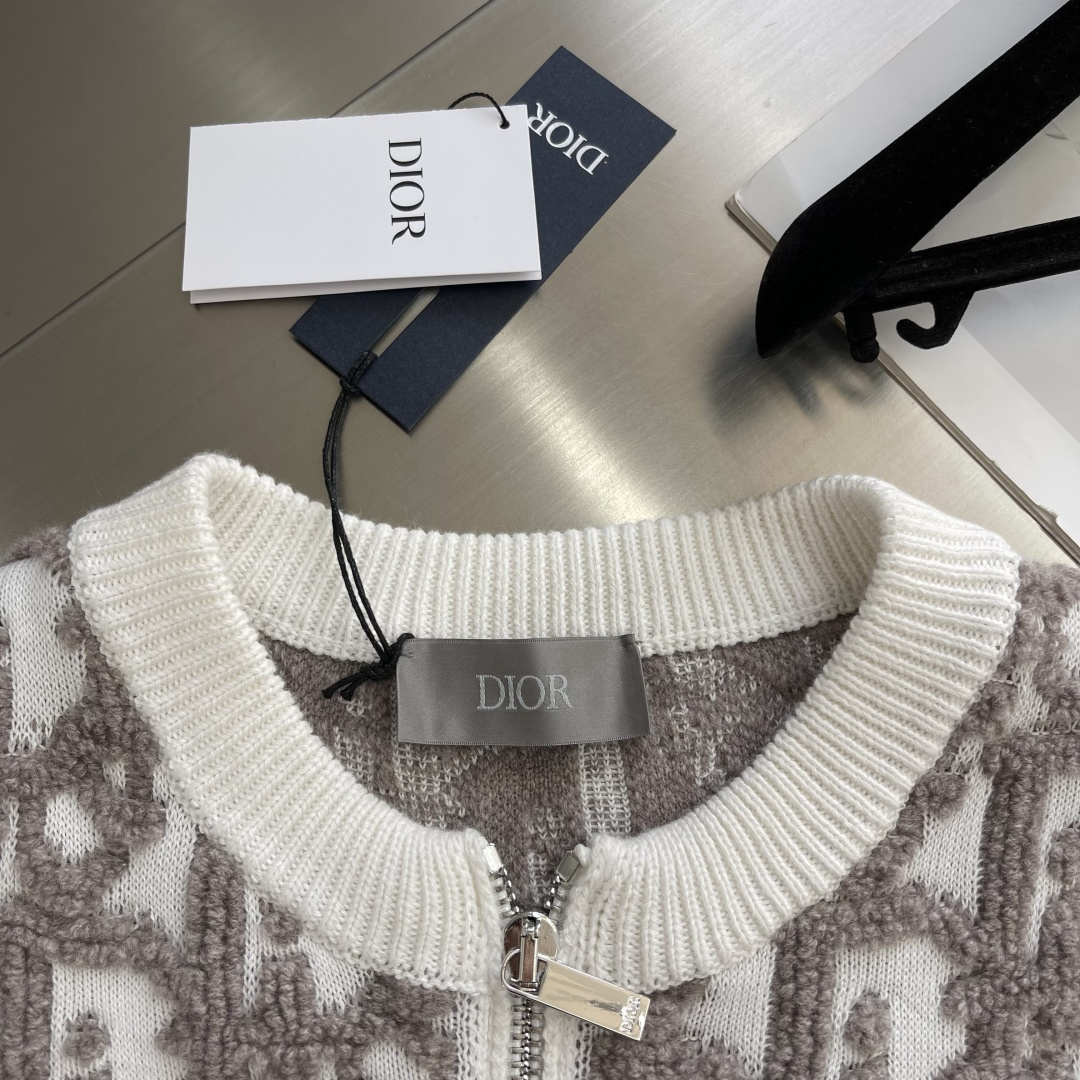 -Dio 25fw新款开衫是二零二五秋季男装系列新品，饰以经典 Oblique 印花图案。采用白色绵羊毛