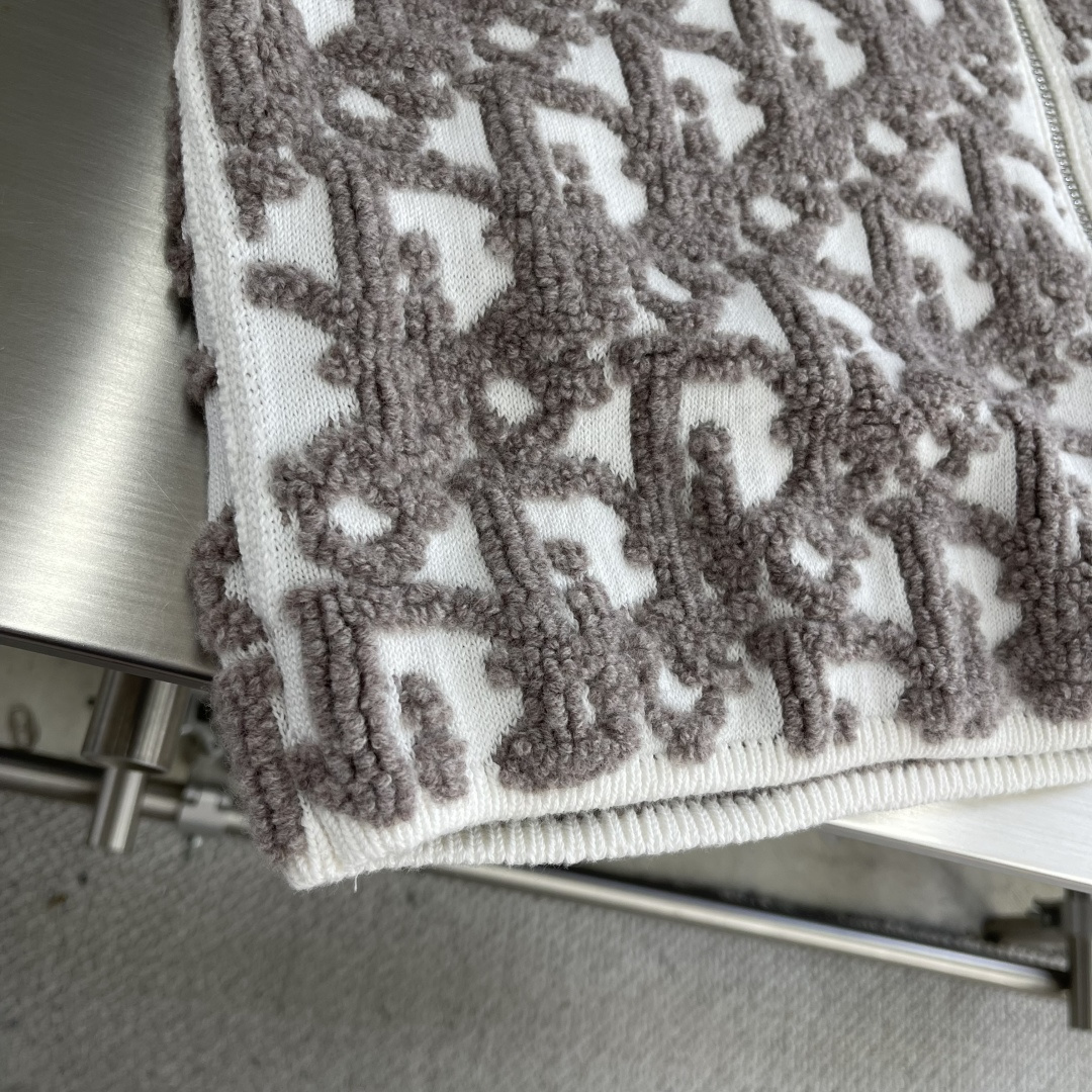 -Dio 25fw新款开衫是二零二五秋季男装系列新品，饰以经典 Oblique 印花图案。采用白色绵羊毛