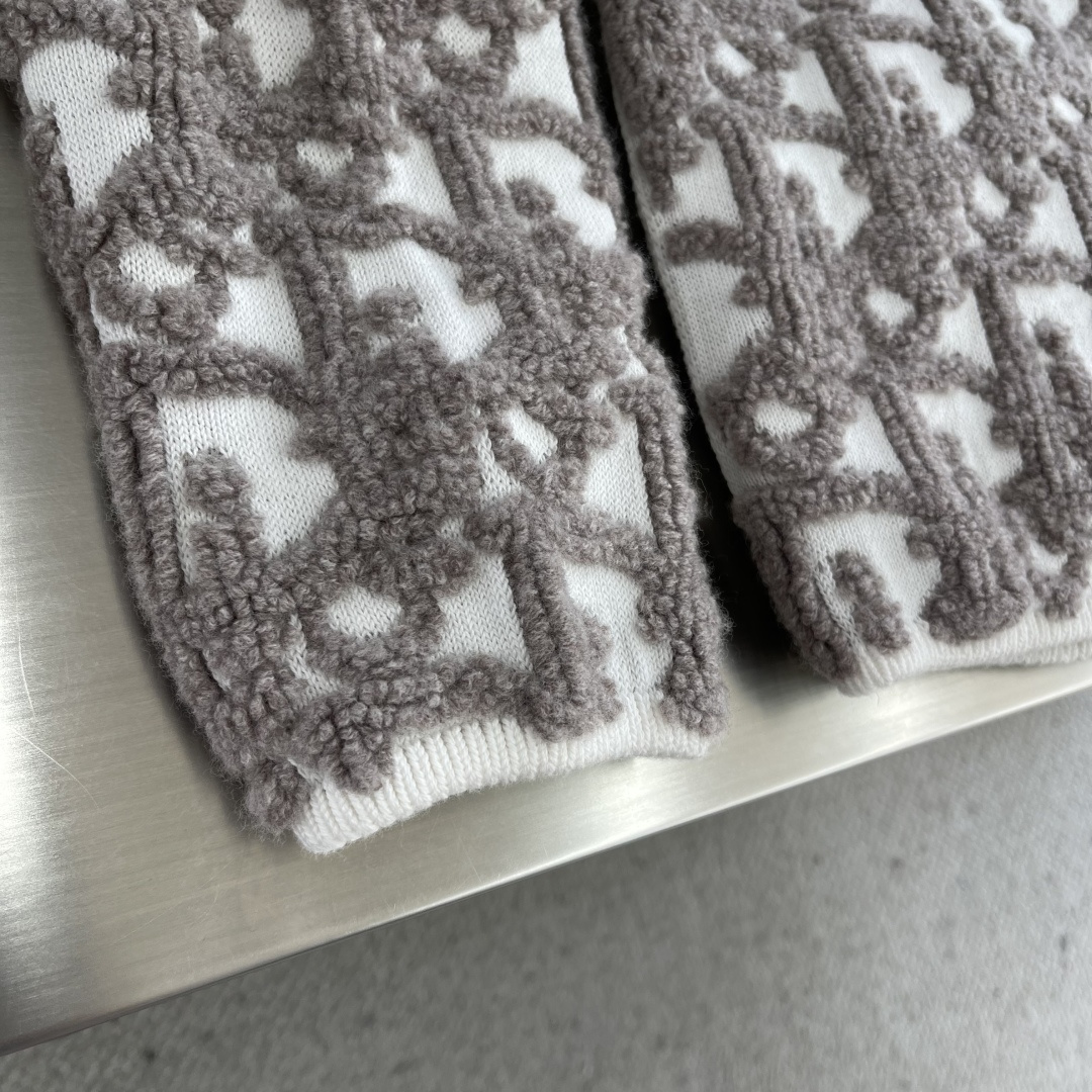 -Dio 25fw新款开衫是二零二五秋季男装系列新品，饰以经典 Oblique 印花图案。采用白色绵羊毛