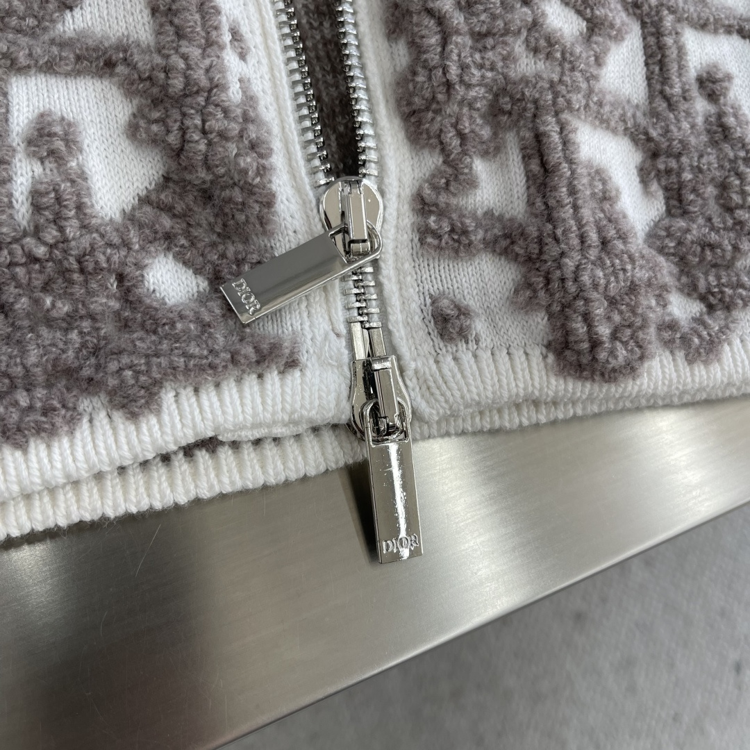 -Dio 25fw新款开衫是二零二五秋季男装系列新品，饰以经典 Oblique 印花图案。采用白色绵羊毛