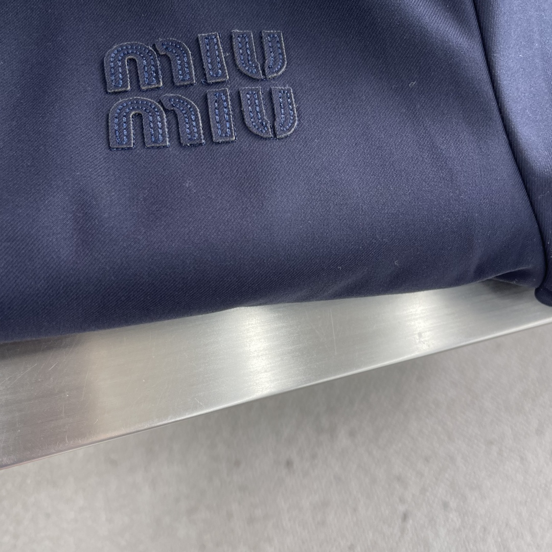 -MIUMIU 25ss新款华达呢夹克重新演绎Miu Miu经典百搭款式，彰显对男装的大胆探索，打造丰富