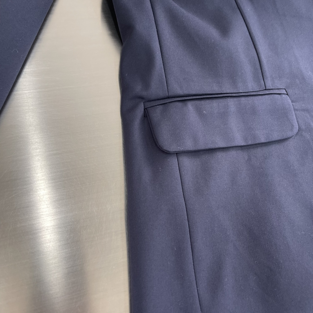 -MIUMIU 25ss新款华达呢夹克重新演绎Miu Miu经典百搭款式，彰显对男装的大胆探索，打造丰富