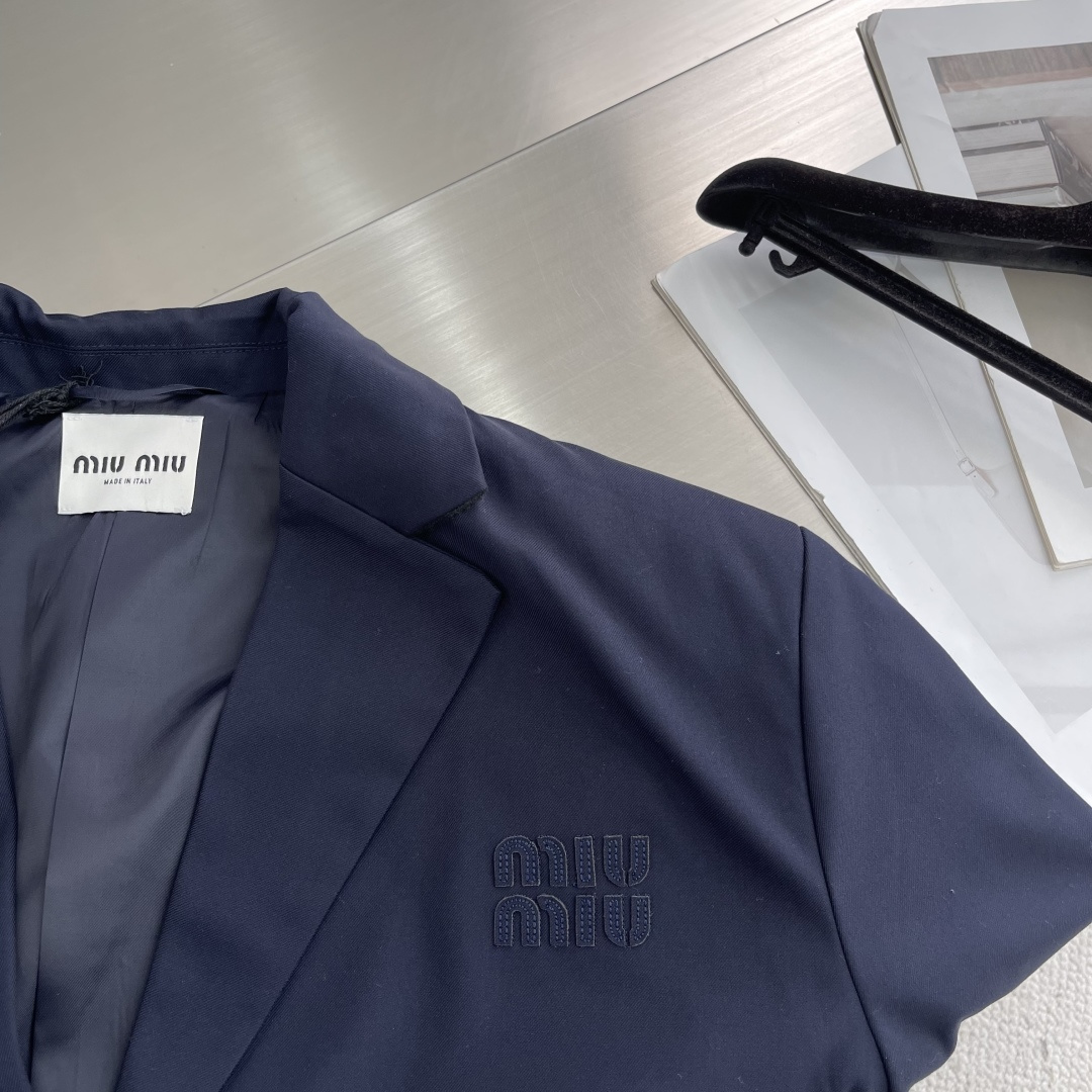 -MIUMIU 25ss新款华达呢夹克重新演绎Miu Miu经典百搭款式，彰显对男装的大胆探索，打造丰富