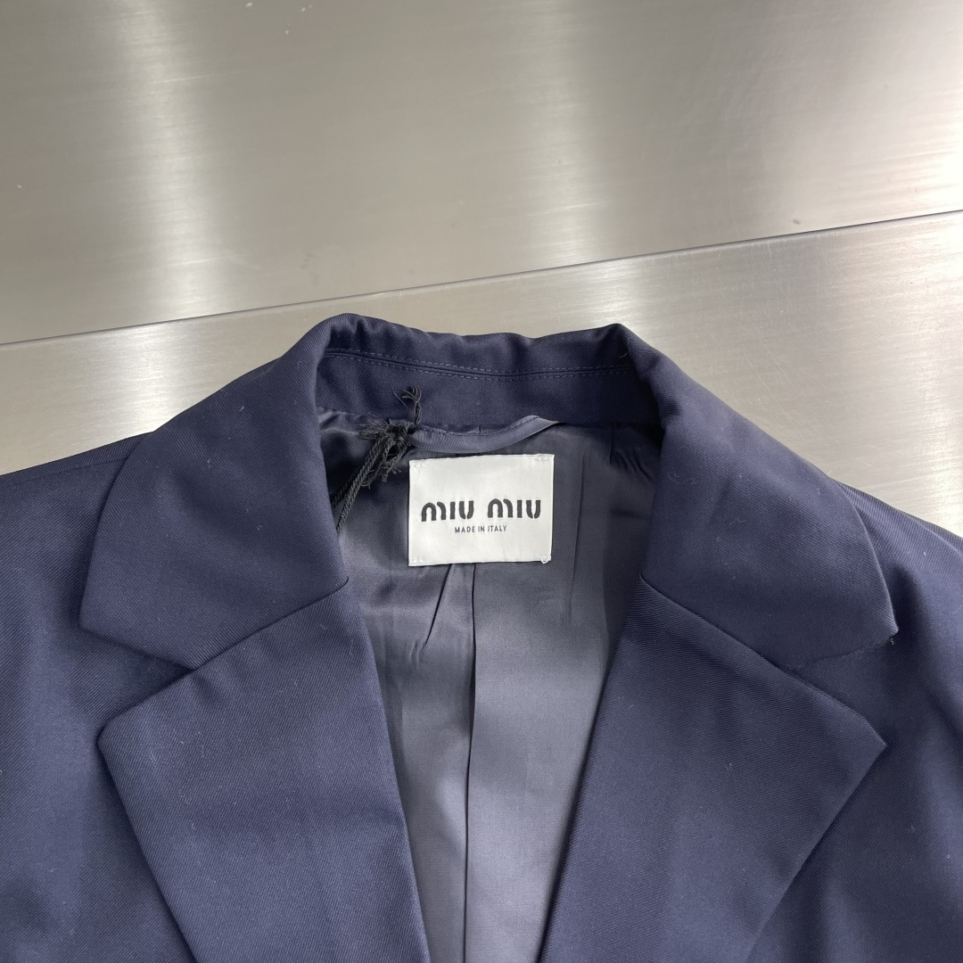 -MIUMIU 25ss新款华达呢夹克重新演绎Miu Miu经典百搭款式，彰显对男装的大胆探索，打造丰富