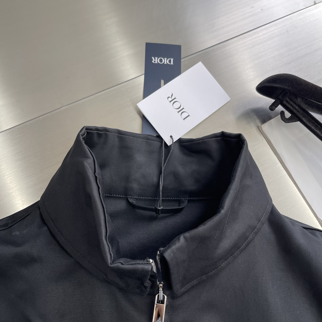 -Dio 2025早秋新品夹克外套采用棉质面料精心制作，后侧翻盖口袋搭配饰带和布包纽扣开合，别具一格。胸