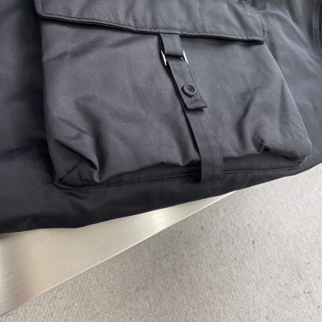 -Dio 2025早秋新品夹克外套采用棉质面料精心制作，后侧翻盖口袋搭配饰带和布包纽扣开合，别具一格。胸