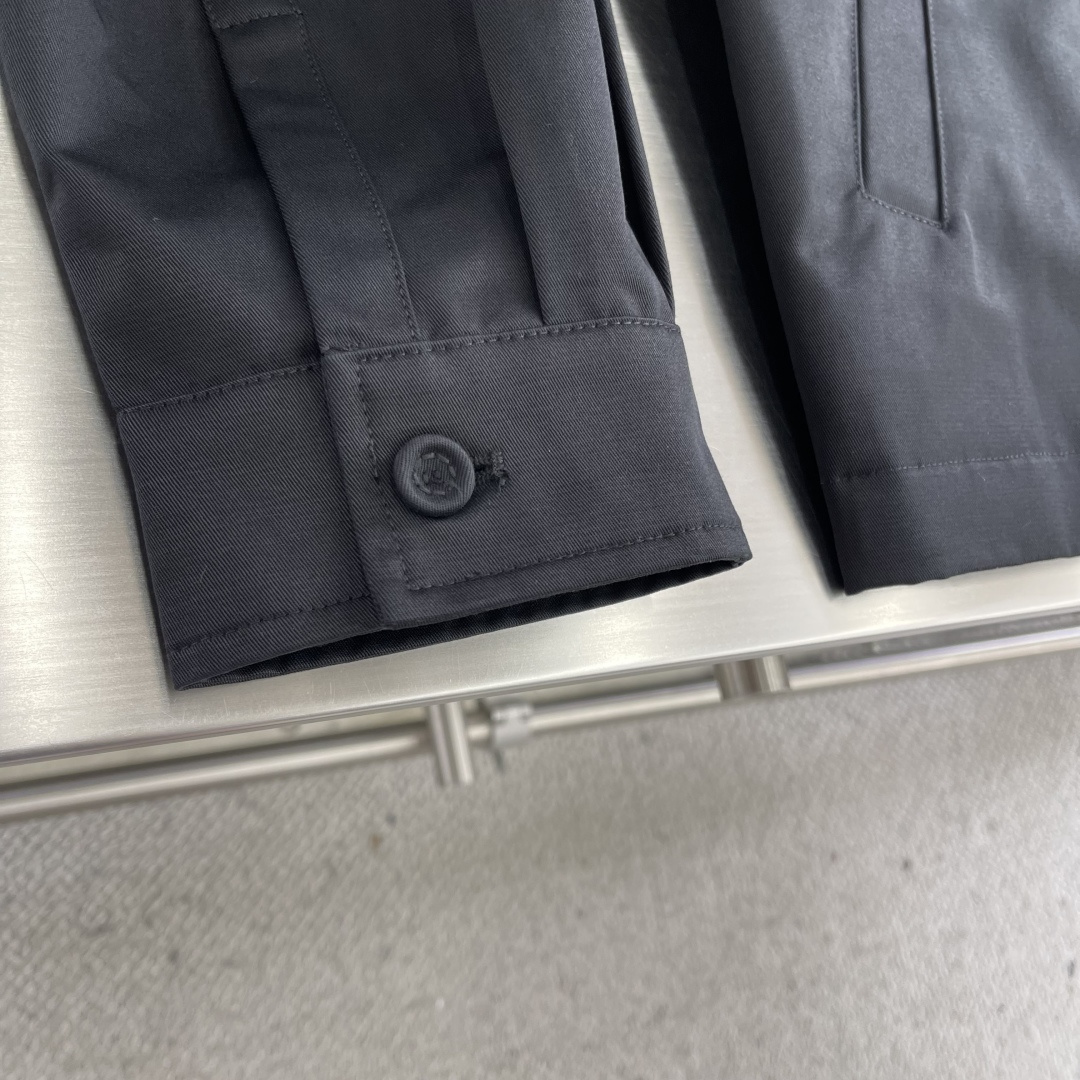 -Dio 2025早秋新品夹克外套采用棉质面料精心制作，后侧翻盖口袋搭配饰带和布包纽扣开合，别具一格。胸