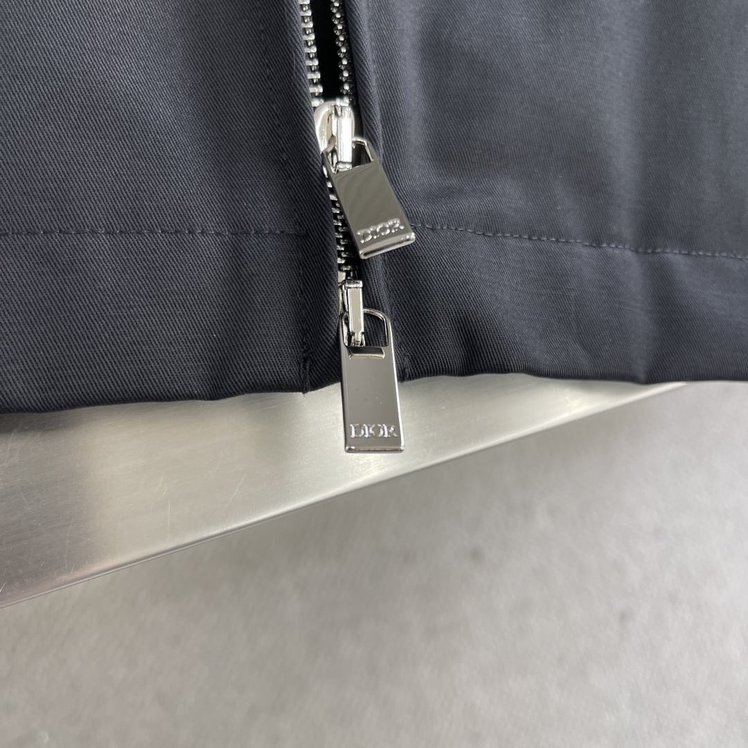 -Dio 2025早秋新品夹克外套采用棉质面料精心制作，后侧翻盖口袋搭配饰带和布包纽扣开合，别具一格。胸