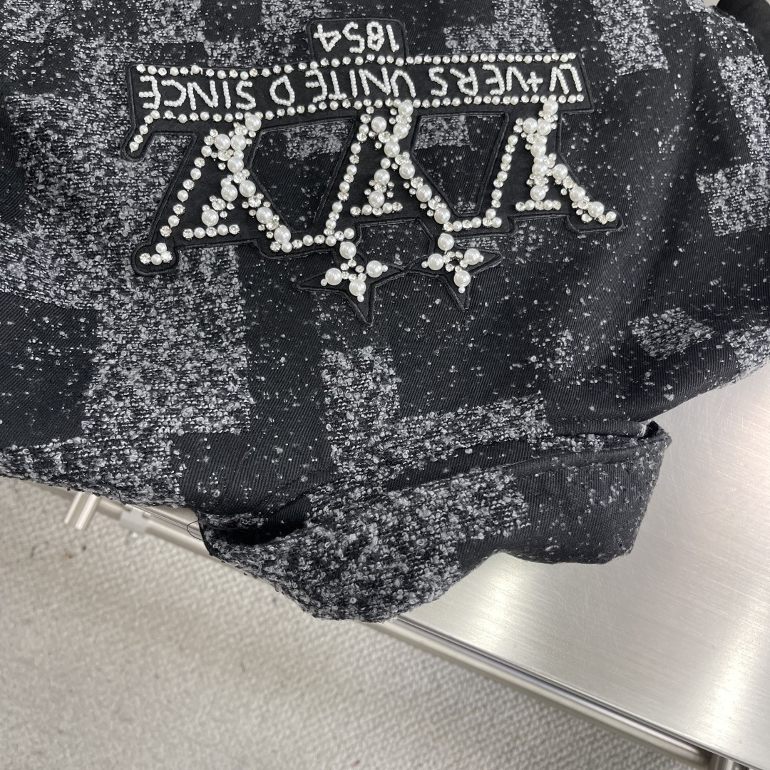 -驴牌 25ss新款款棒球束腰夹克为珠皮呢衣身巧妙织入 2025 春夏时装秀的 Damoflage 图案