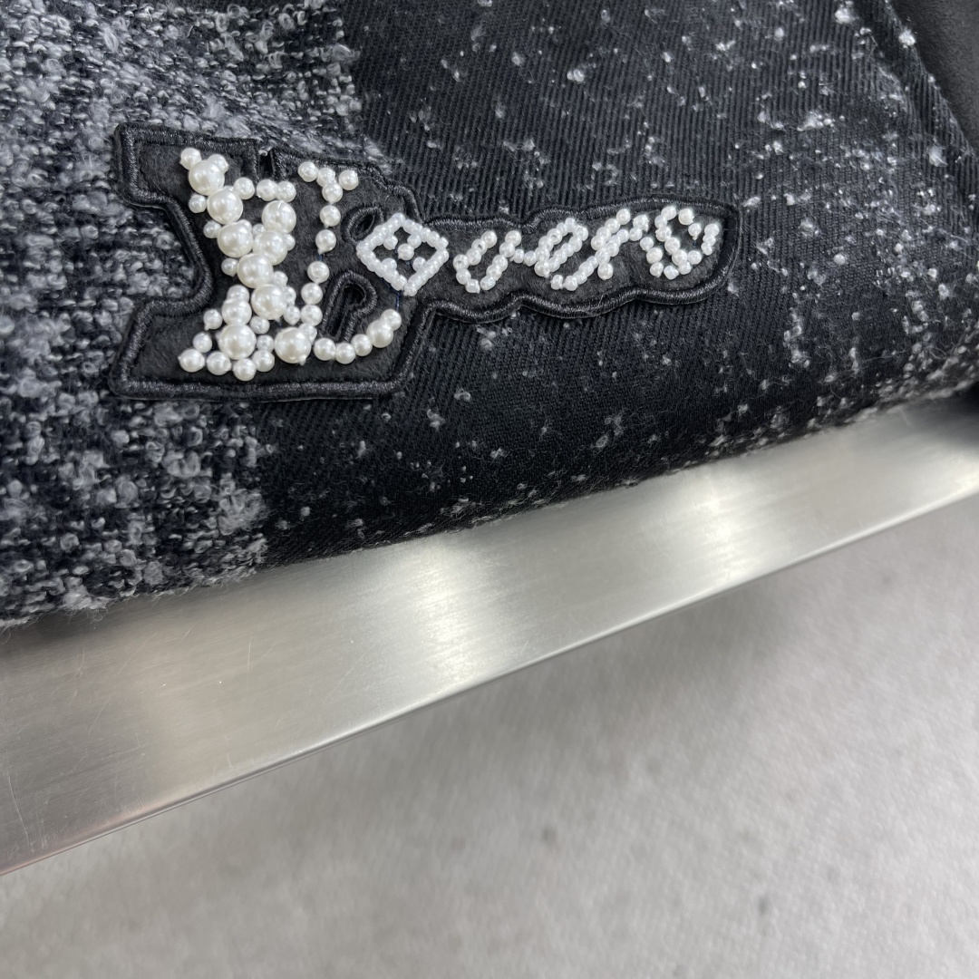 -驴牌 25ss新款款棒球束腰夹克为珠皮呢衣身巧妙织入 2025 春夏时装秀的 Damoflage 图案