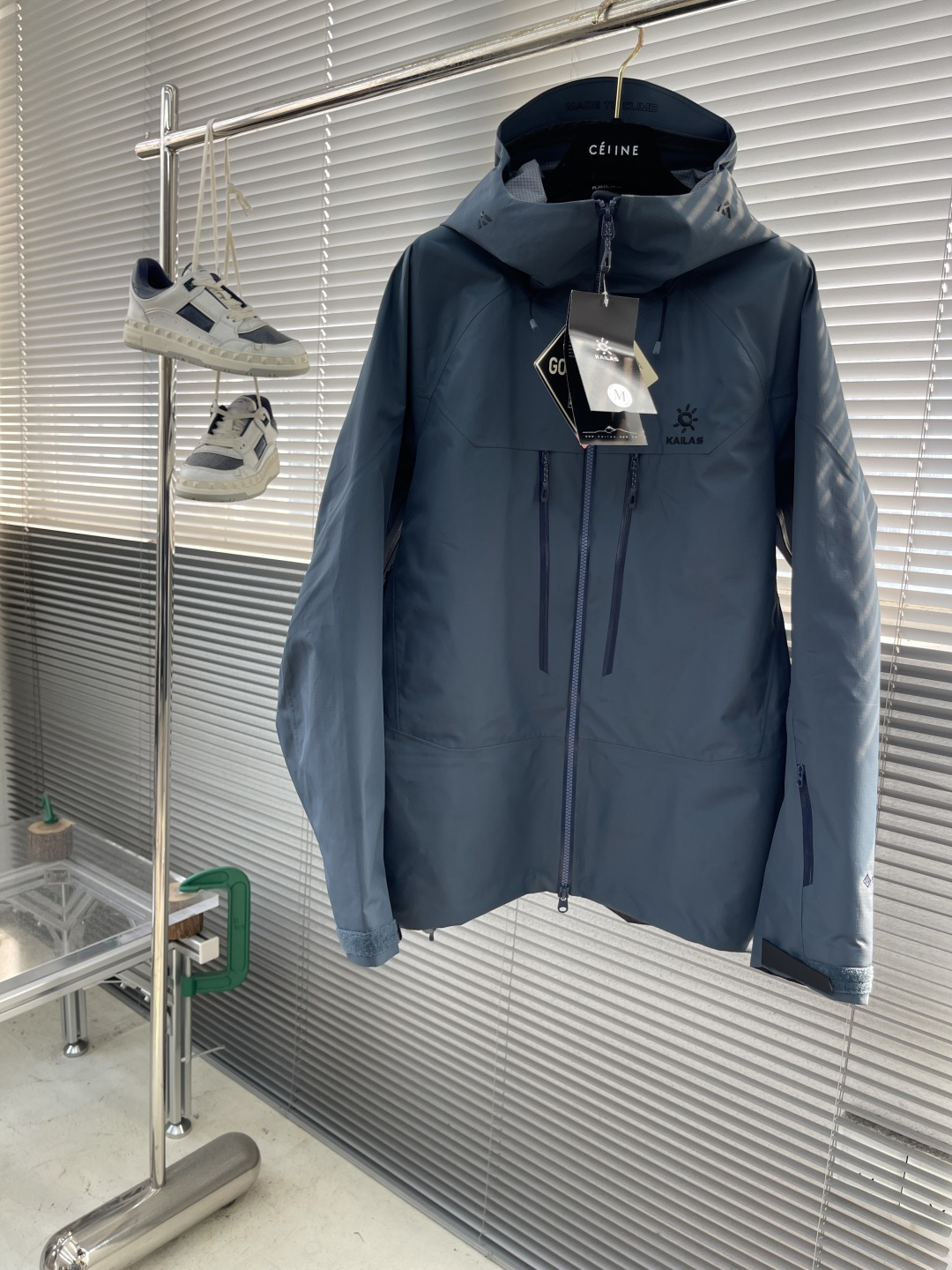 NO:938208,-KAILAS MONT  This Kailer Stone MONT  The narrow lamination process achieves lightweight, and the weight is comparable to a bottle of mineral water, reducing your travel burden. The underarm ventilation system can be adjusted freely to discharge hot air at any time; the high-opening cross pockets are expanded to allow easy access when carrying; there is also a climbing exclusive Napoleon chest bag for convenient placement of important items. Whether it is mountaineering, hiking or rock climbing, it can meet your needs and accompany you to conquer every mountain peak and explore every unknown territory. Size XS-XXL Size Bust  Back coat length reference weight/height  81170-180kg/180-185cm 2XL134 83 180-190kg/185-190cm,,19860909-KAILAS/凯乐石 MONT X-PRO 刺绣logo防水防风透气轻量话登山全天候硬壳耐磨冲锋衣 男女同款 热爱户外探险登山的朋友们看过来！这款凯乐石MONT X-PRO冲锋衣绝对是你的出行好搭档.它采用顶级GORE-TEX PRO科技面料,防水透气性能卓越,即使在狂风暴雨中也能保持身体干爽,让你尽情享受户外的乐趣,不必担心极端天气的影响！ 窄压胶工艺实现了轻量化,重量堪比一瓶矿泉水 ,减轻你的出行负担.腋下透气系统可自由调节,随时排出热气；高开交叉口袋采用扩容设计,背负状态下也能轻松取物；还有攀登专属拿破仑胸袋,方便放置重要物品.无论是登山、徒步还是攀岩,它都能满足你的需求,陪你征服每一座山峰,探索每一片未知的领域. 尺码XS-XXL 尺码 胸围 后衣长参考体重/身高 XS 114 73 90-115斤/160-165cm S 118 75115-135斤/165-170cm M 122 77135-150斤/170-175cm L 126 79150-170斤/175-180cm XL 130 81170-180斤/180-185cm 2XL134 83 180-190斤/185-190cm,,,Men's clothing