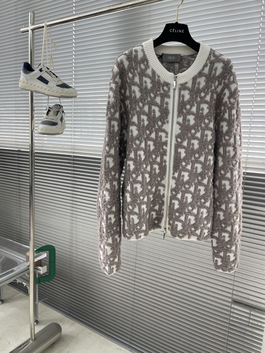 -Dio 25fw新款开衫是二零二五秋季男装系列新品，饰以经典 Oblique 印花图案。采用白色绵羊毛