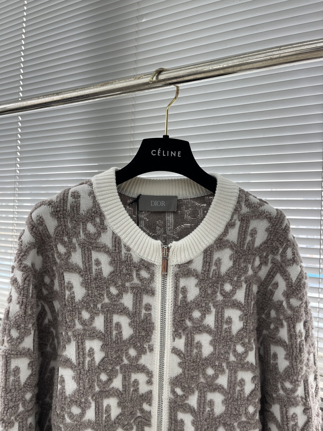 -Dio 25fw新款开衫是二零二五秋季男装系列新品，饰以经典 Oblique 印花图案。采用白色绵羊毛