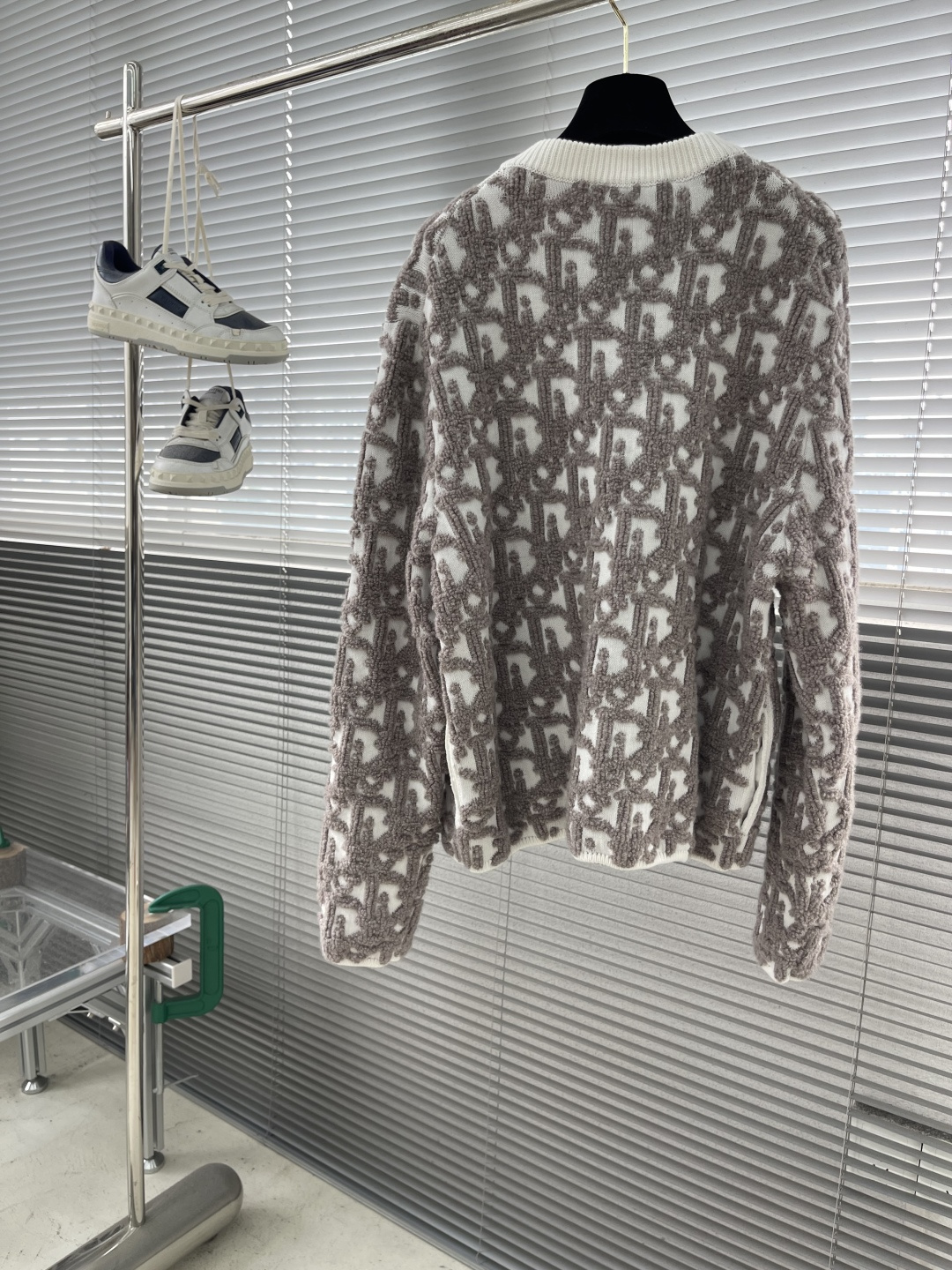 -Dio 25fw新款开衫是二零二五秋季男装系列新品，饰以经典 Oblique 印花图案。采用白色绵羊毛