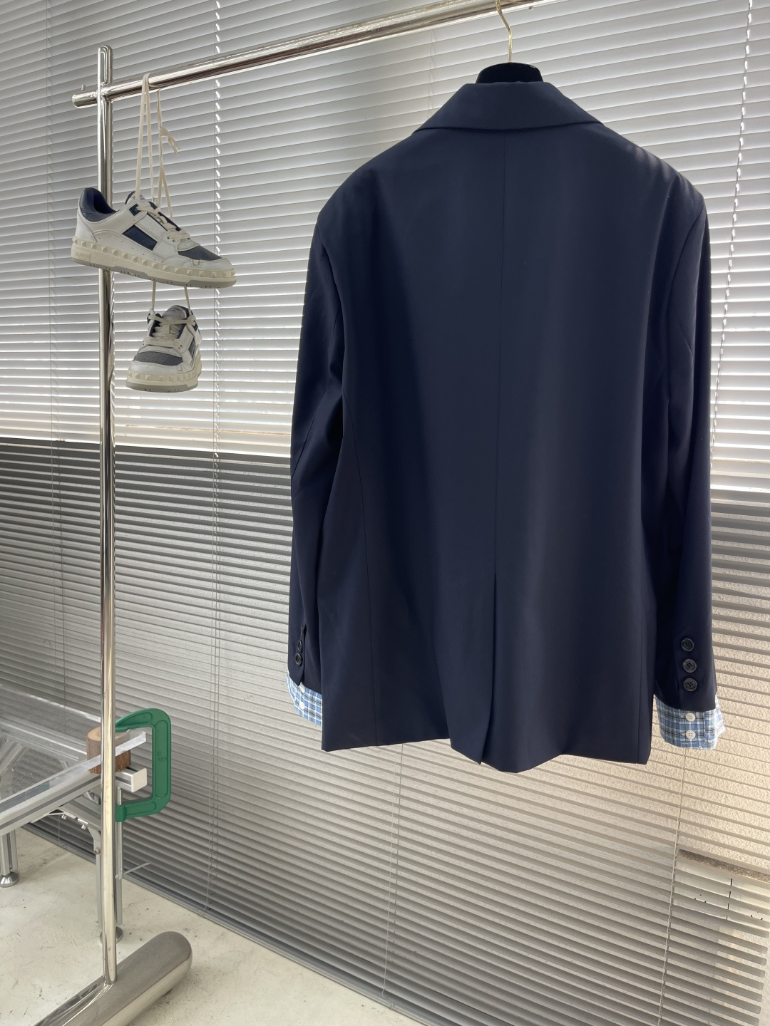 -MIUMIU 25ss新款华达呢夹克重新演绎Miu Miu经典百搭款式，彰显对男装的大胆探索，打造丰富