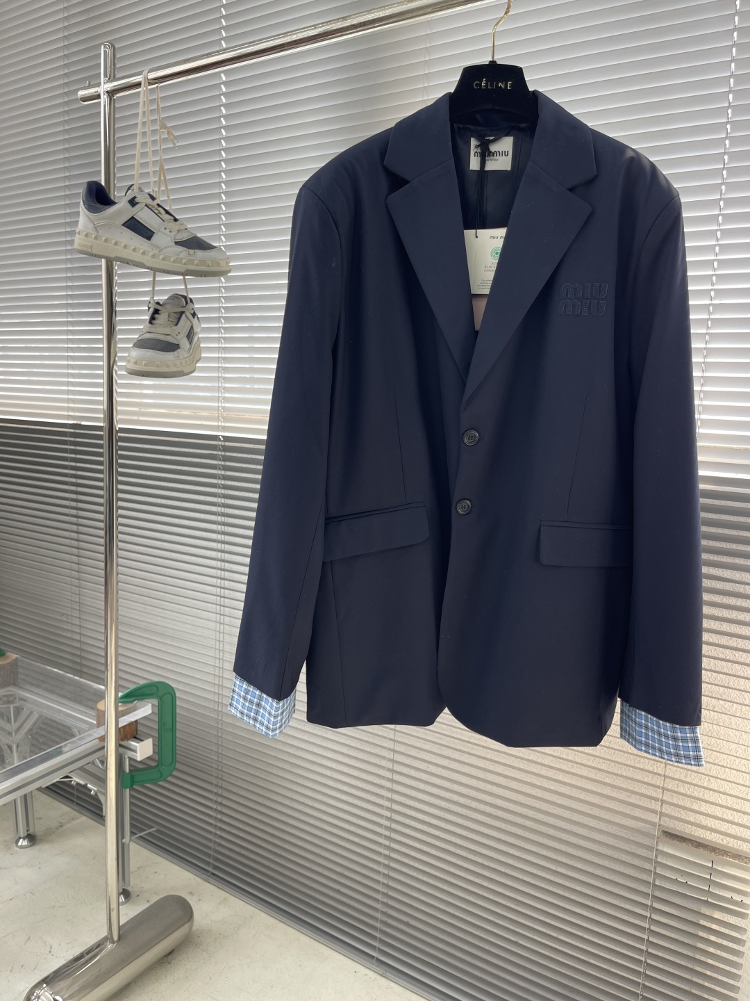 -MIUMIU 25ss新款华达呢夹克重新演绎Miu Miu经典百搭款式，彰显对男装的大胆探索，打造丰富