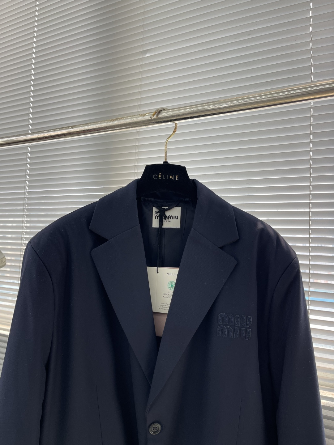 -MIUMIU 25ss新款华达呢夹克重新演绎Miu Miu经典百搭款式，彰显对男装的大胆探索，打造丰富