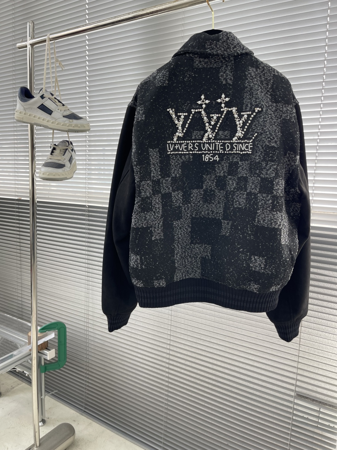 -驴牌 25ss新款款棒球束腰夹克为珠皮呢衣身巧妙织入 2025 春夏时装秀的 Damoflage 图案