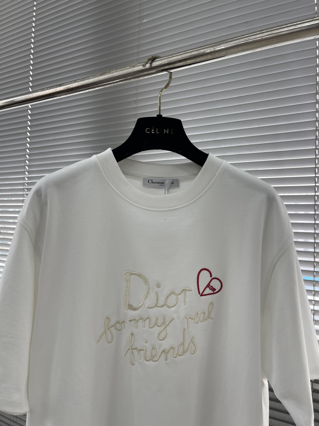 -Dio 爱心💗刺绣🪡 短袖T恤采用超级高成本的390克高克重双股双纱纯棉面料 此面料厚实挺括 穿着既保