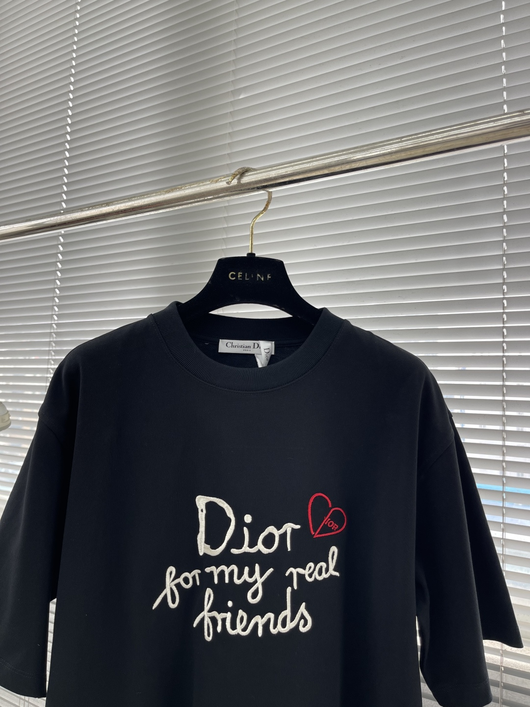 -Dio 爱心💗刺绣🪡 短袖T恤采用超级高成本的390克高克重双股双纱纯棉面料 此面料厚实挺括 穿着既保