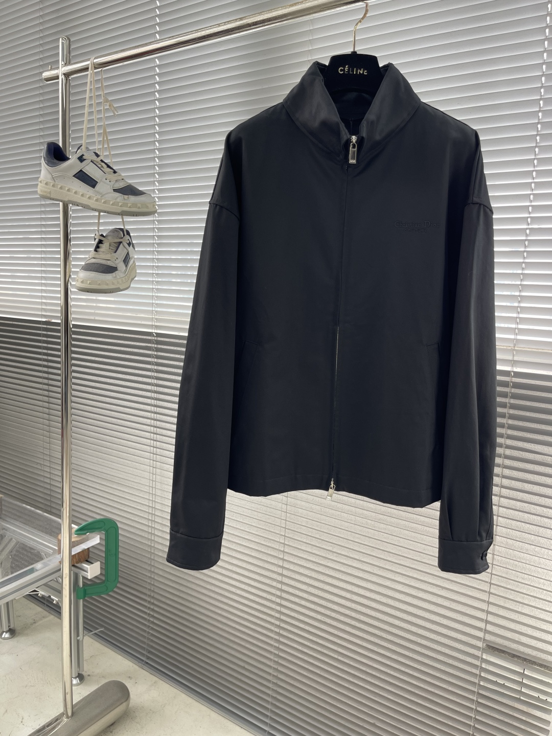 -Dio 2025早秋新品夹克外套采用棉质面料精心制作，后侧翻盖口袋搭配饰带和布包纽扣开合，别具一格。胸