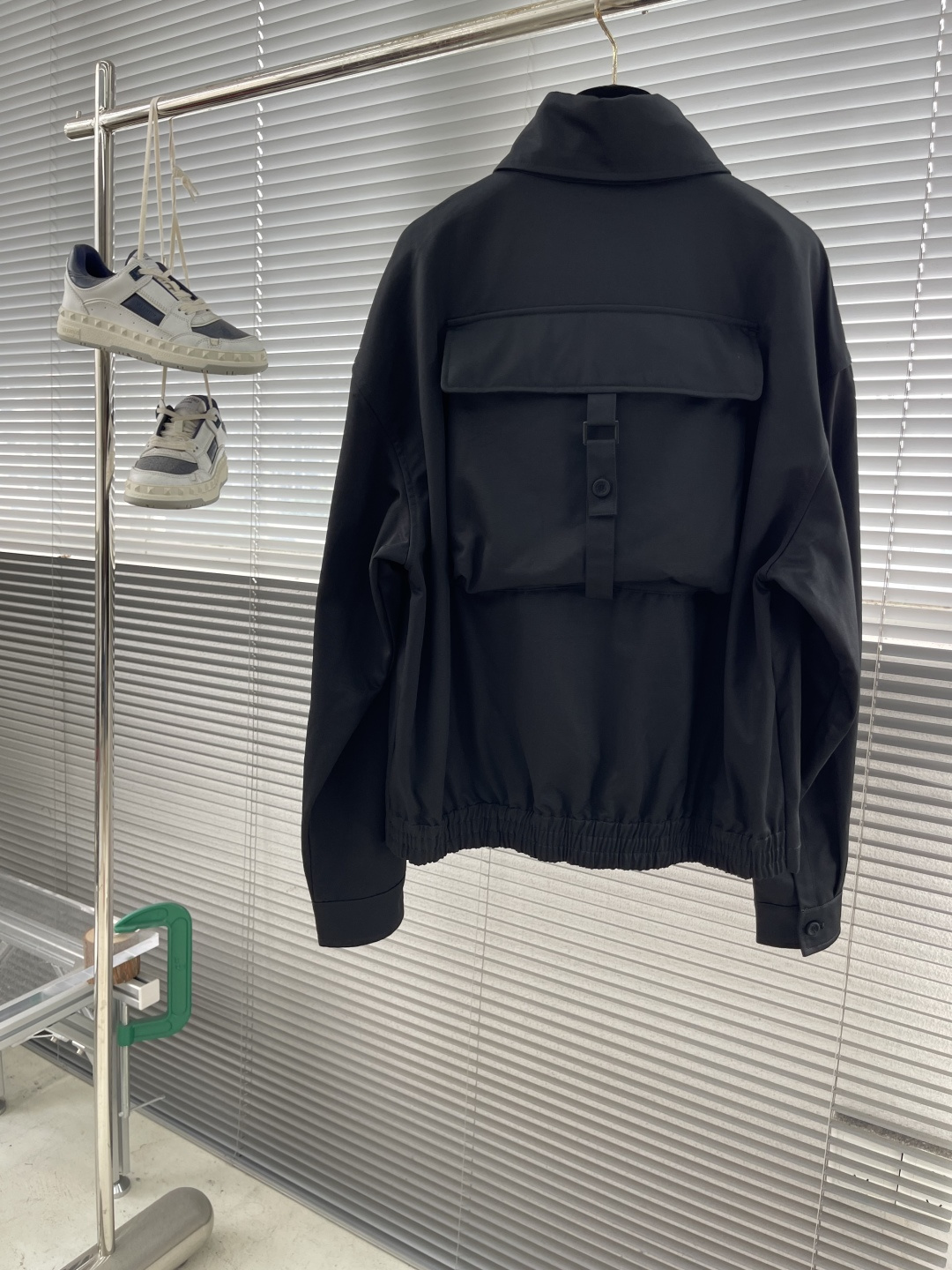 -Dio 2025早秋新品夹克外套采用棉质面料精心制作，后侧翻盖口袋搭配饰带和布包纽扣开合，别具一格。胸