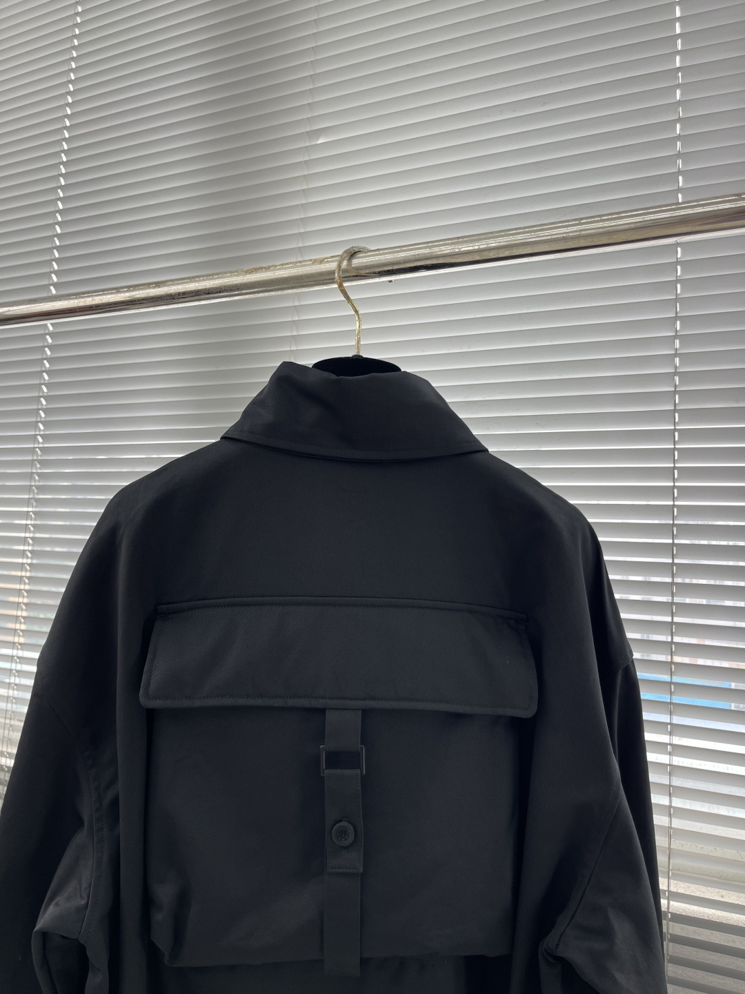 -Dio 2025早秋新品夹克外套采用棉质面料精心制作，后侧翻盖口袋搭配饰带和布包纽扣开合，别具一格。胸