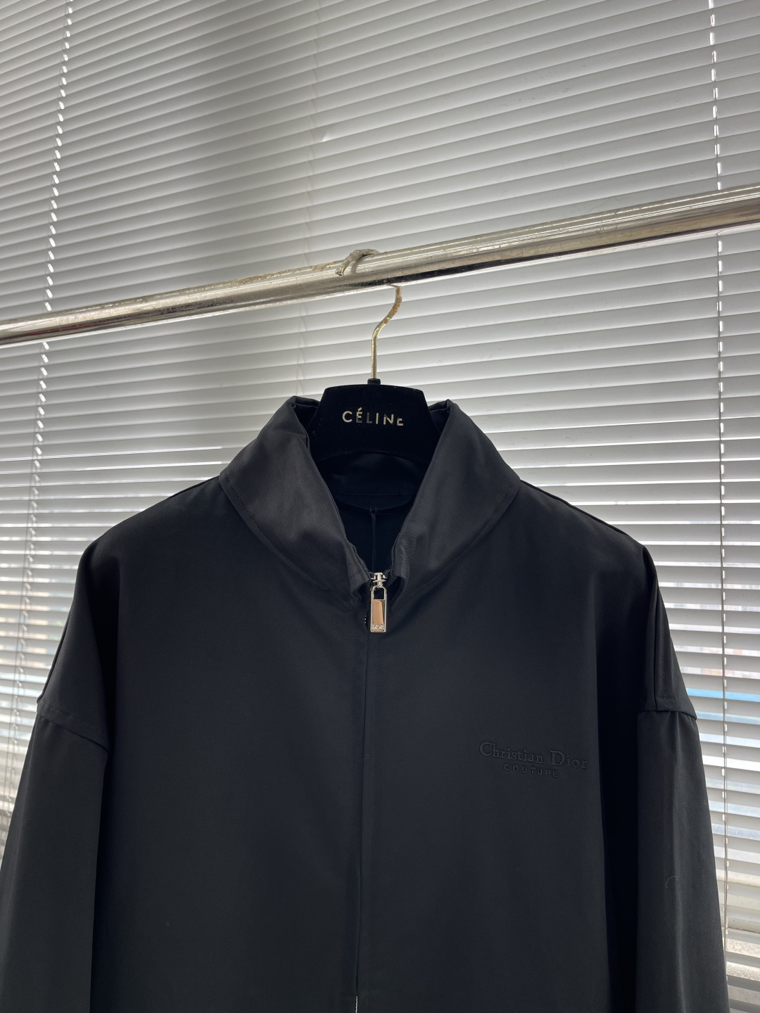 -Dio 2025早秋新品夹克外套采用棉质面料精心制作，后侧翻盖口袋搭配饰带和布包纽扣开合，别具一格。胸