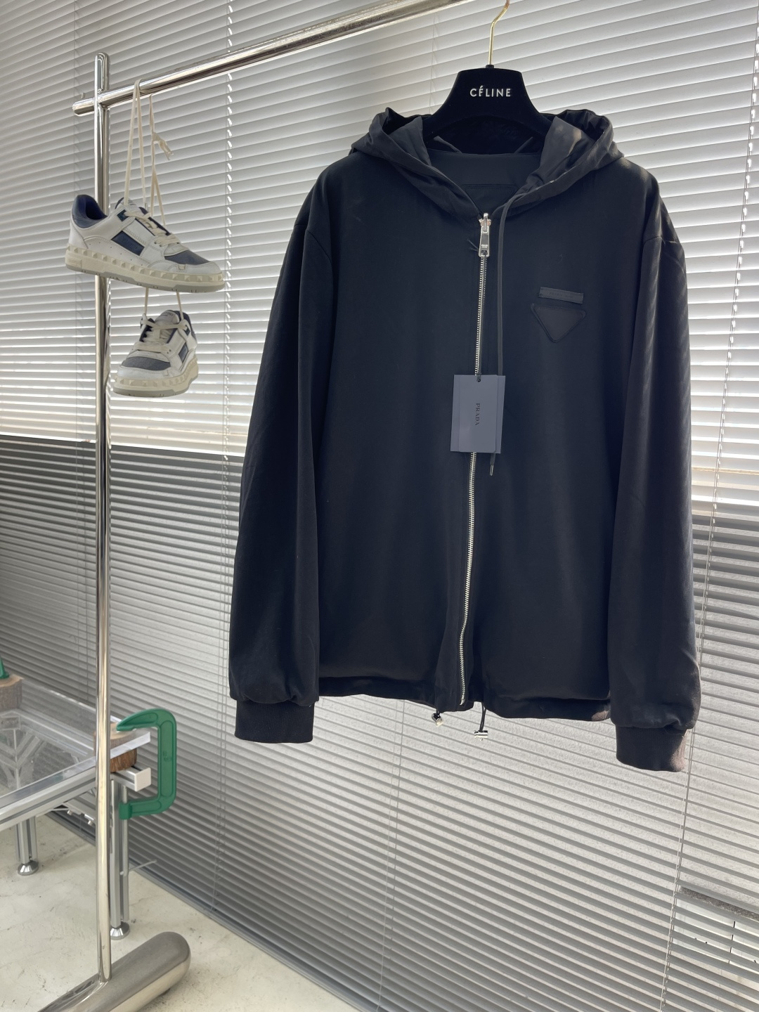 NO:743364,- The highest version of the girl on the market who inspects the goods, trims the three marks on the threads, and delivers the goods. You can send pictures and take videos. If you want quality and service, please add me on WeChat. We will not accept urgent orders.  The A side is made of the brand's iconic regenerated nylon fabric, which has the same performance as traditional nylon and has high strength, tear resistance, abrasion resistance and other properties. It is light in texture and waterproof, suitable for many scenes. It is anti-wrinkle and quick-drying and is easy to care for and maintain on a daily basis. The B side is woven with cotton fiber  , the cloth surface is tight and flat, and the high-density structure enhances the durability of the fabric, is not easy to pill and deform, and has good wrinkle resistance. Cotton fiber has natural skin-friendly properties, coexistence of breathability and moisture absorption, softness next to the body, and no irritation.  Wrap the parts with bias-cut fabric strips, and control the width to about 0.4CM. Align the edges of the two layers of fabric, fold and sew, and hide the seams in the interlayer. Then fix it through 'anchoring points'. There will be no burrs on both the inner and outer sides, and all seams will be completely wrapped, while preventing the bad experience of relative sliding during wearing. The cotton fabric is evenly humidified with steam, and is squeezed with a heated roller and an elastic rubber blanket to force the fibers to retract, and finally is cooled by cold air to fix the shape. Size: SMLXL  Size Clothing length Bust Shoulder width S6811649 M69120 50 L70124 51 XL71128 52, Prada-clothing, prada, prada, jackets & coats,19860909市面最高版本小妹验货、修剪线头上三标、发货可发图及拍视频,要品质要服务的加我微信,不接急单. -市面最高版本小妹验货、修剪线头上三标、发货可发图及拍视频,要品质要服务的加我微信,不接急单.PRAD 饰织物三角标双面穿夹克 A面选用品牌标志性的再生尼龙面料,与传统尼龙性能相当,具备高强度,抗撕裂,耐磨损等特性.其质地轻盈,同时又具备防水功能适合多场景需求.抗皱,快干的特点也易于日常打理维护. B面选用棉纤维编织而成 ,布面紧密平整,高密度结构增强了面料的耐用性,不易起球变形,且有良好的抗皱性.棉纤维具有天然的亲肤性,透气性和吸湿性并存,贴身柔软,无刺激. 用斜裁布条包裹份,宽度控制在0.4CM左右.将两层面料边缘对齐后折叠缝合,缝线隐藏于夹层.再通过“锚定点”固定.形成内外两面均无毛边,所有缝份完全包裹,同时防止穿着中易相对滑动的不良体验. 棉面面料经蒸汽均匀加湿,用加热后的辊筒与弹性橡胶毯挤压,迫使纤维回缩,最后通过冷风降温固定形态. 码数: SMLXL 尺码衣长胸围肩宽 S6811649  M69120 50 L70124 51  XL71128 52,普拉达-服装,prada,prada,jackets & coats,,Women's clothing