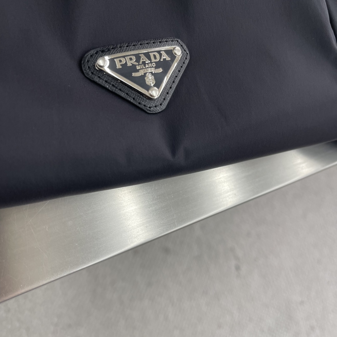 -PRAD 2025秋冬新款立领夹克外套 经典爆款夹克推荐！高织超细腻的高科技爽滑复合布材质，上层面料定