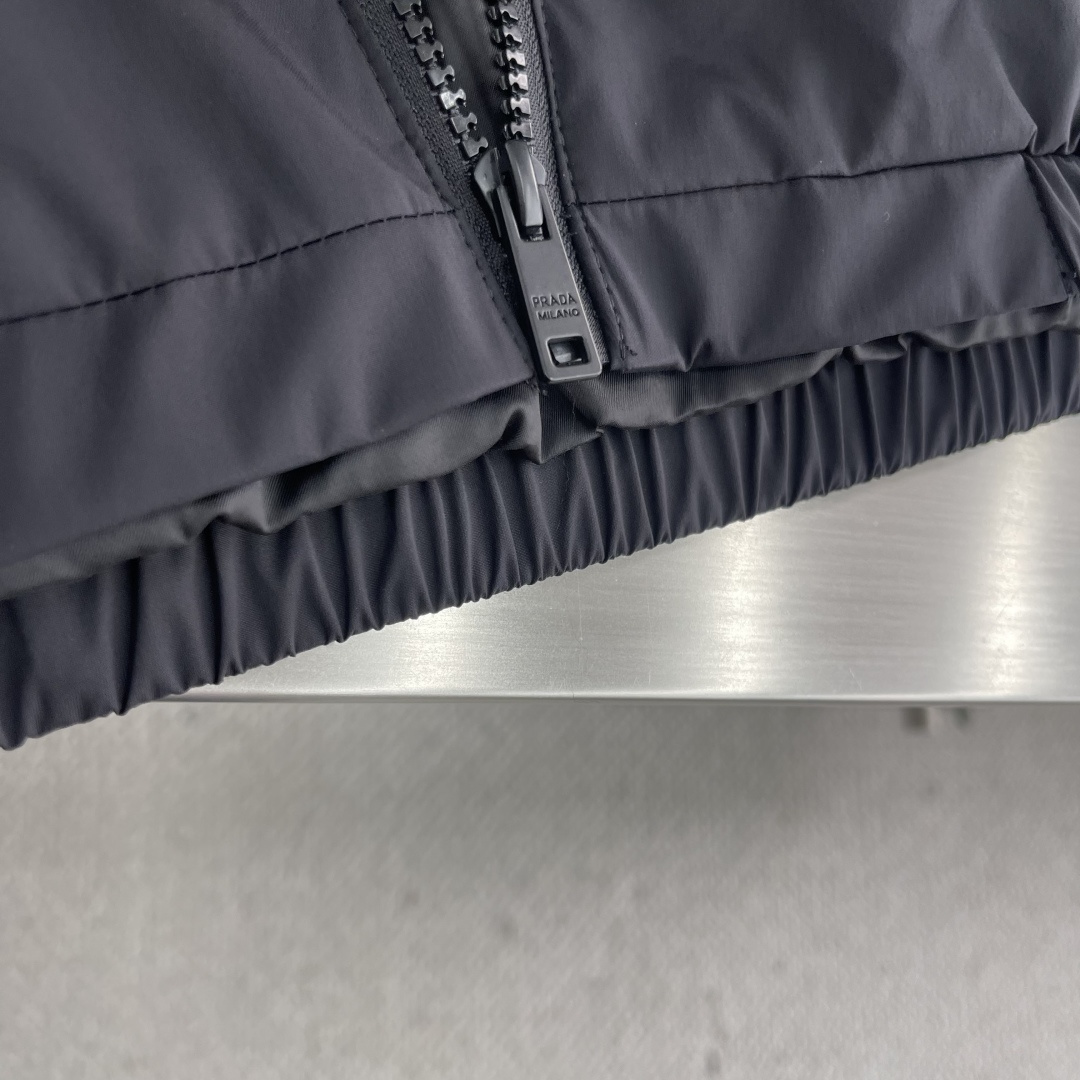 -PRAD 2025秋冬新款立领夹克外套 经典爆款夹克推荐！高织超细腻的高科技爽滑复合布材质，上层面料定