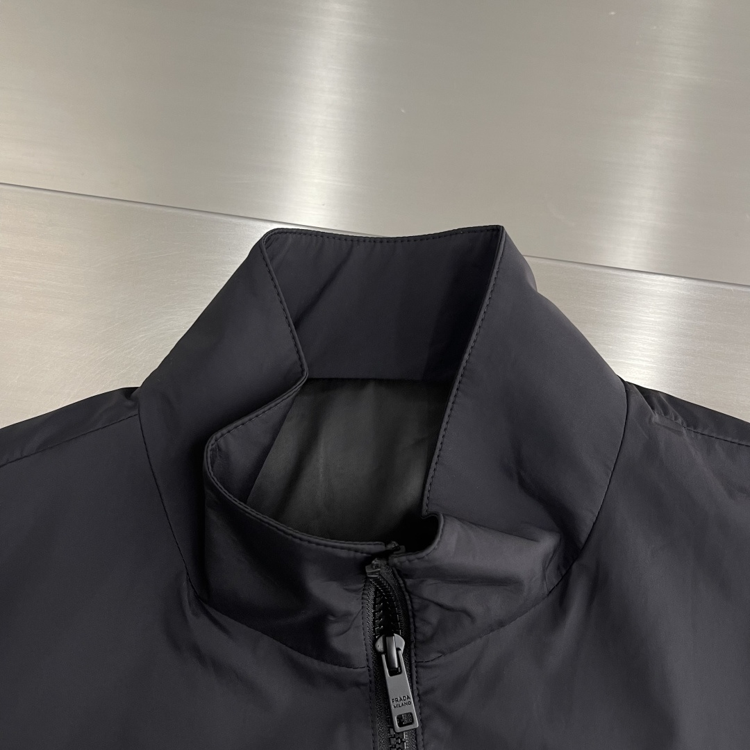 -PRAD 2025秋冬新款立领夹克外套 经典爆款夹克推荐！高织超细腻的高科技爽滑复合布材质，上层面料定