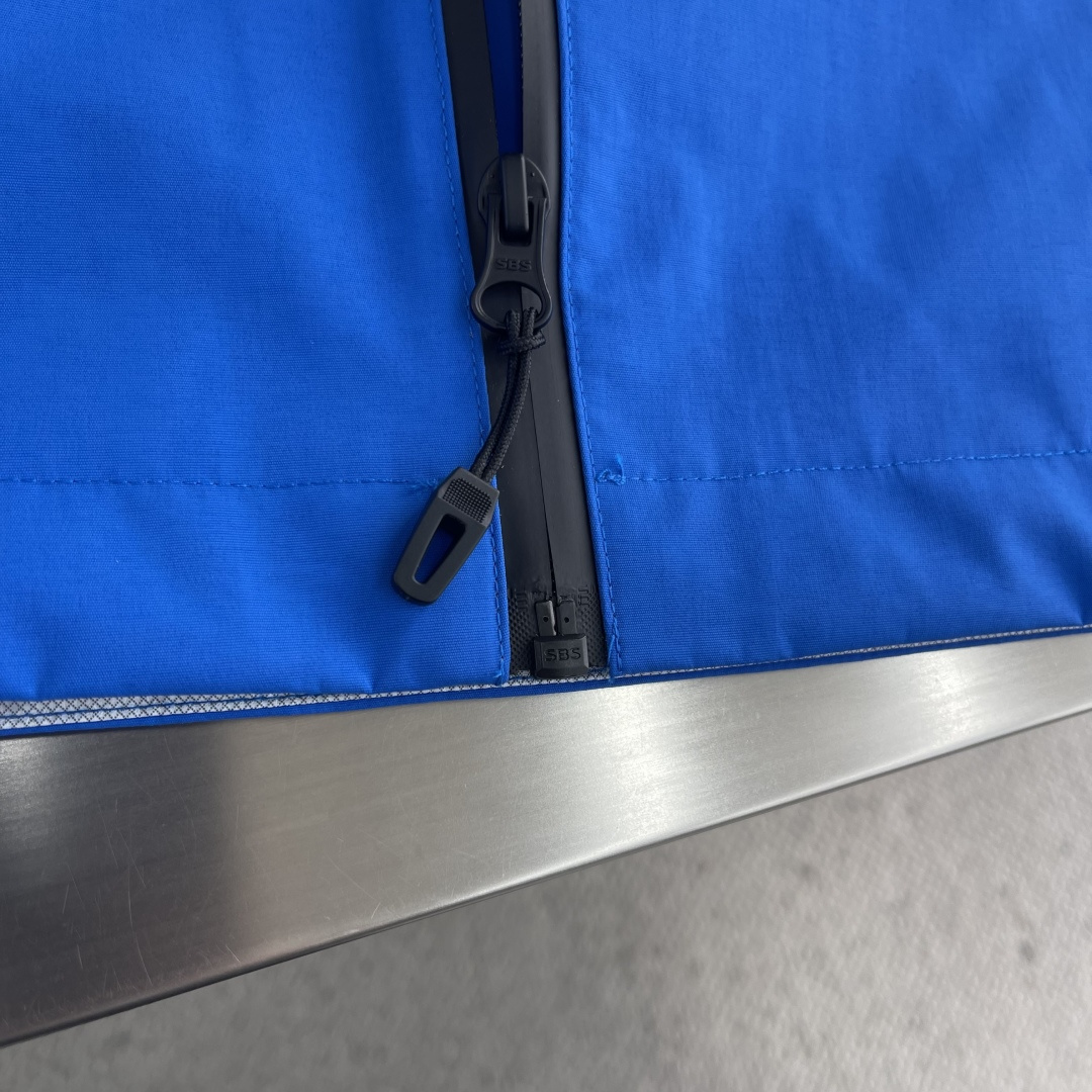 -Mertra 温变印花（软壳冲锋衣）（澳大利亚品牌）软壳面料采用三防功能，面料表面采用温控印花工艺，遇