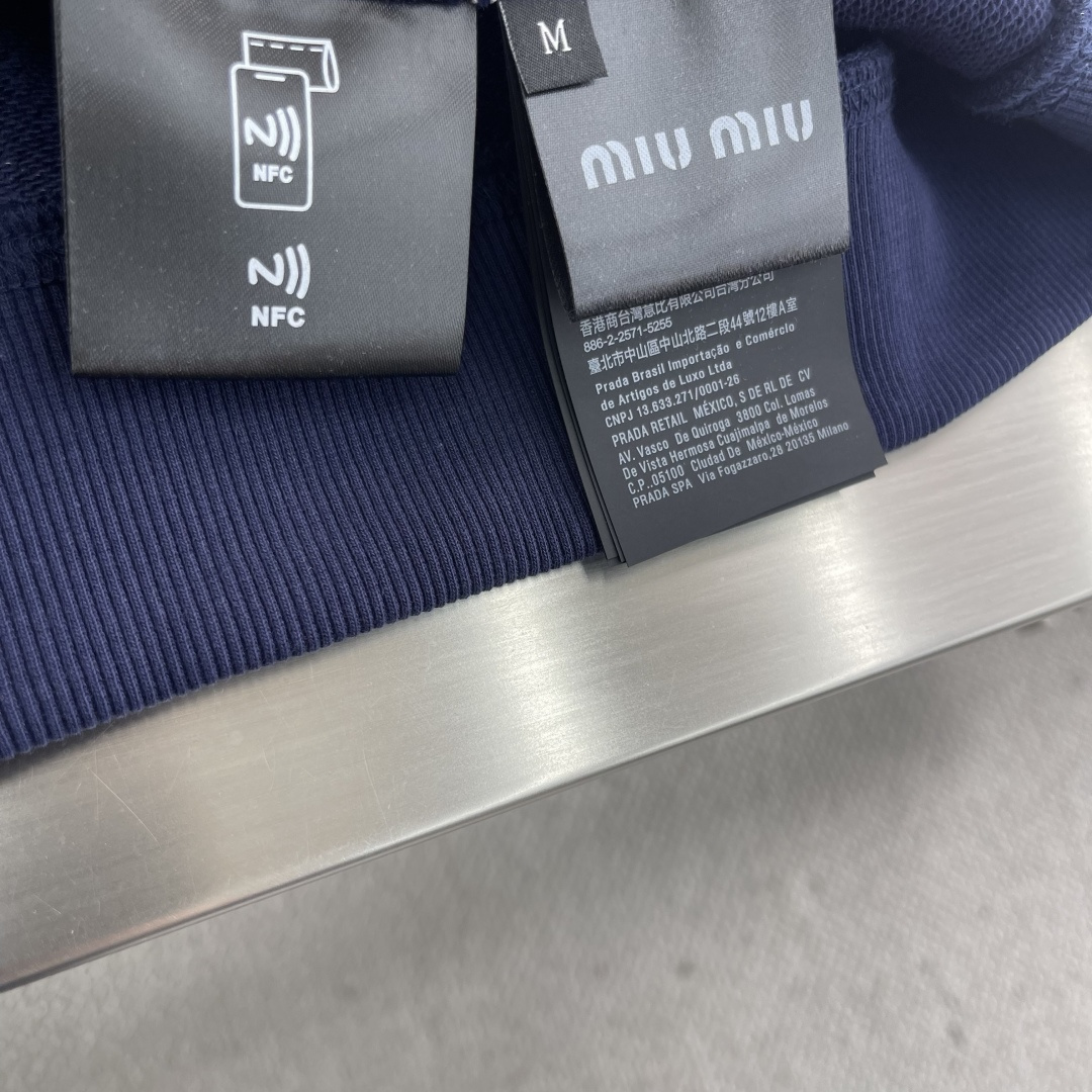 -MIU MIU 25fw 蓝白条纹Polo卫衣采用50支 400克双股精纺棉纱，纱线细密强韧，确保面料