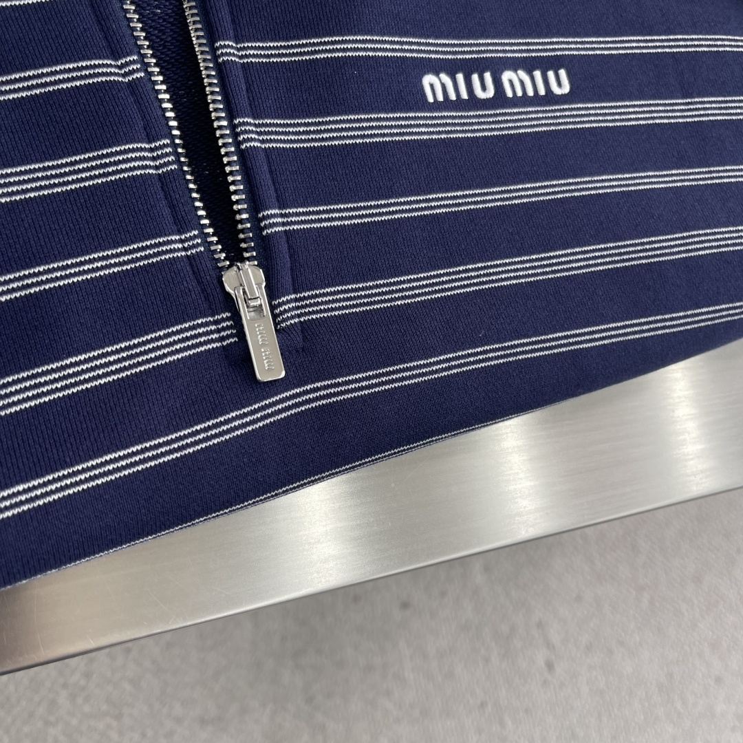 -MIU MIU 25fw 蓝白条纹Polo卫衣采用50支 400克双股精纺棉纱，纱线细密强韧，确保面料