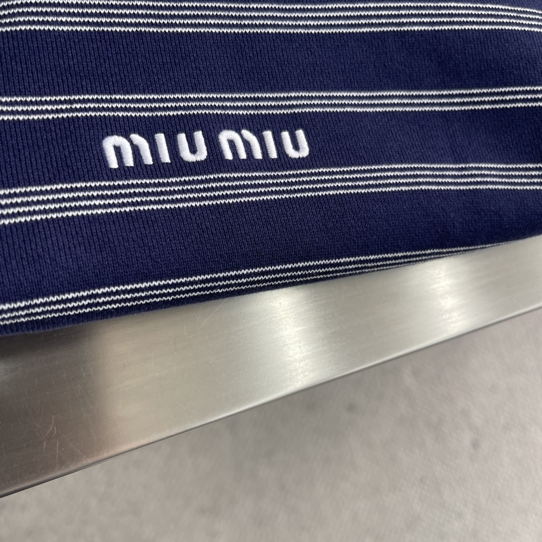 -MIU MIU 25fw 蓝白条纹Polo卫衣采用50支 400克双股精纺棉纱，纱线细密强韧，确保面料