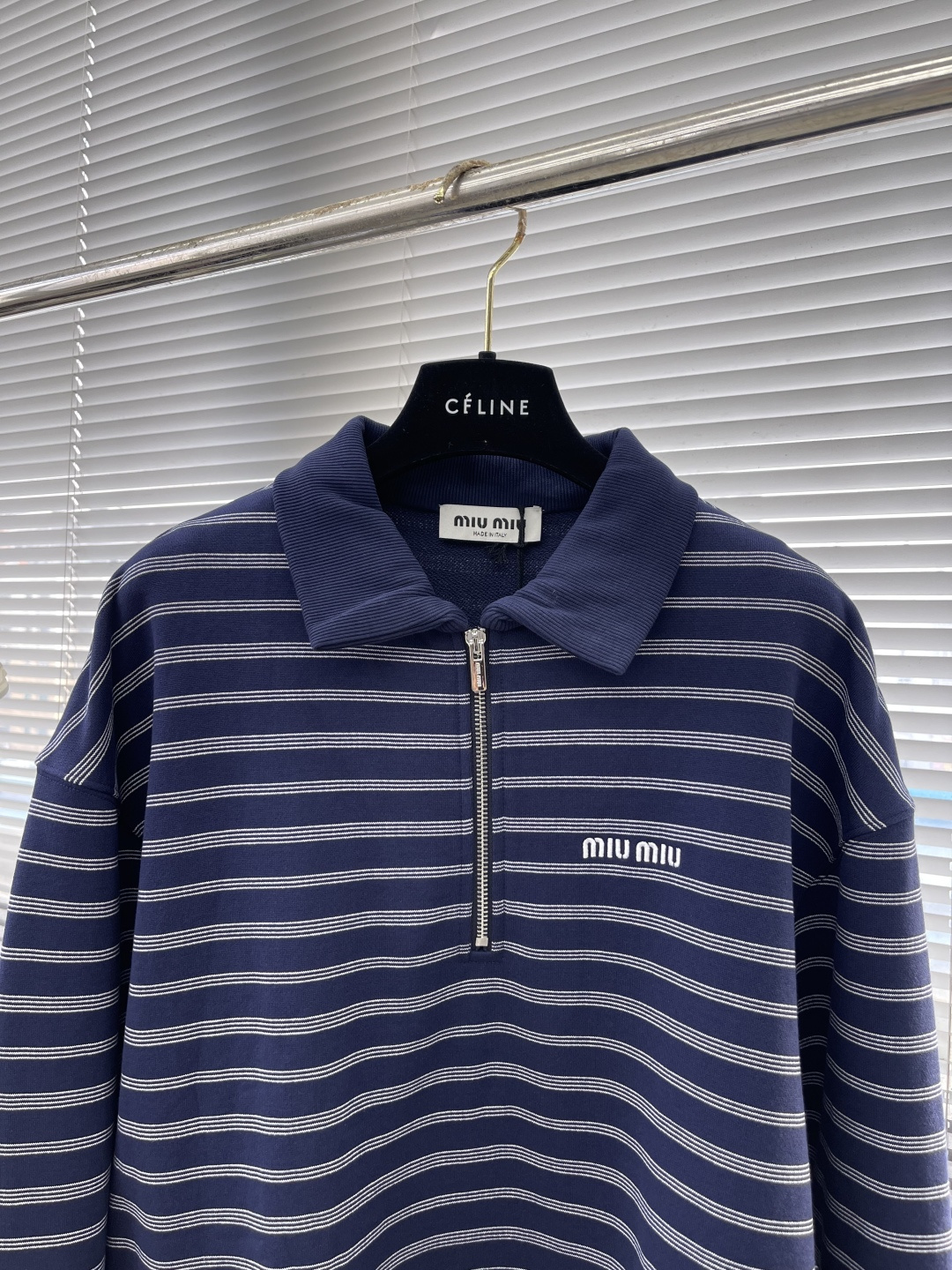-MIU MIU 25fw 蓝白条纹Polo卫衣采用50支 400克双股精纺棉纱，纱线细密强韧，确保面料