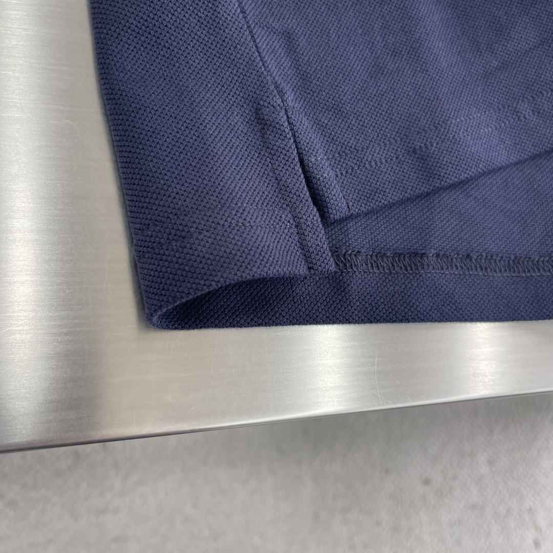 -BBR 长袖翻领T恤面料采用特织新工艺单珠地，面料硬挺，舒适克重高达300克左右做工精细，门禁采用格纹